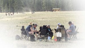 Ktunaxa community members and Xaȼqanaǂ ʔitkiniǂ Research Project team members peeling Bitterroot as the Ktunaxa youth arrive.